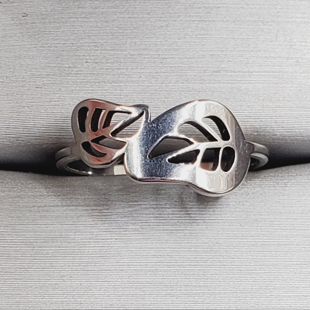 Silver Tone Cutout Leaf Ring — Nature - Inspired Elegance
